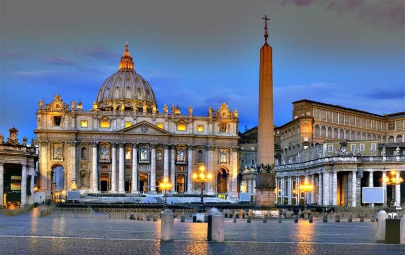 Piața Sfântul Petru și Bazilica Sfântul Petru în Vatican