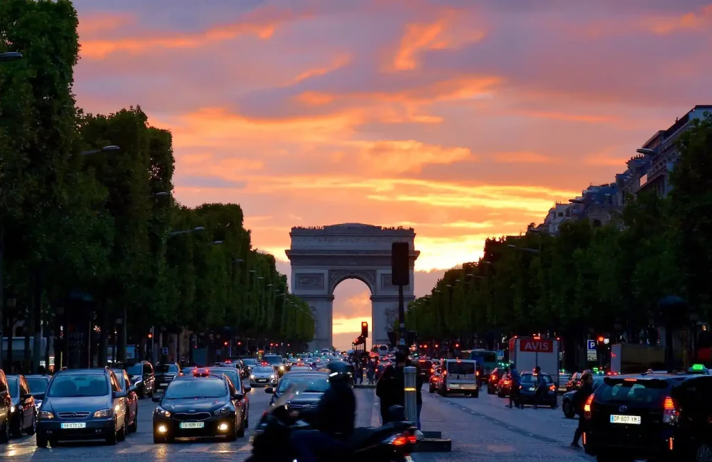 Cele mai frumoase locuri de vizitat în Paris Arcul de Triumf