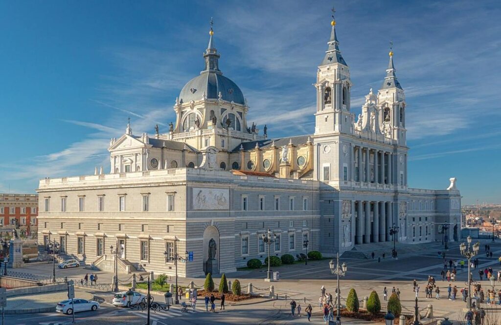 Locuri de vizitat în Madrid Catedrala de la Almudena