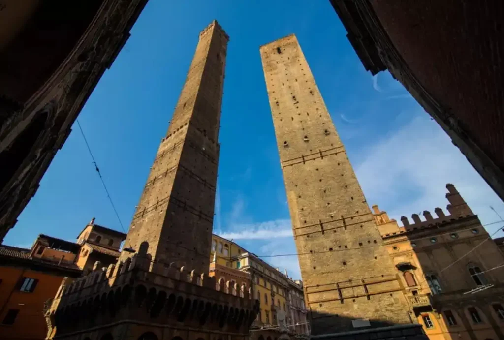 Cele două turnuri din Bologna