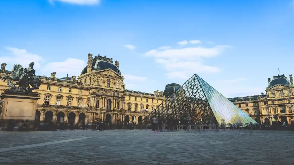 Ce să vizitezi în Paris Muzeul Luvru