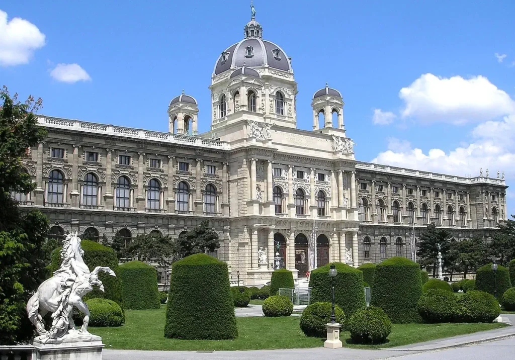Obiective turistice Viena Muzeul de Istorie Naturală