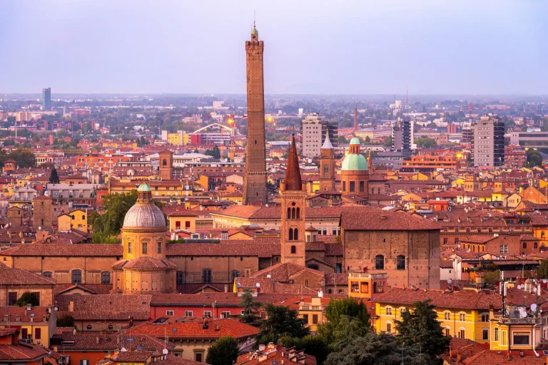 Obiective turistice Bologna: cele mai frumoase locuri de vizitat în capitala culinară a Italiei
