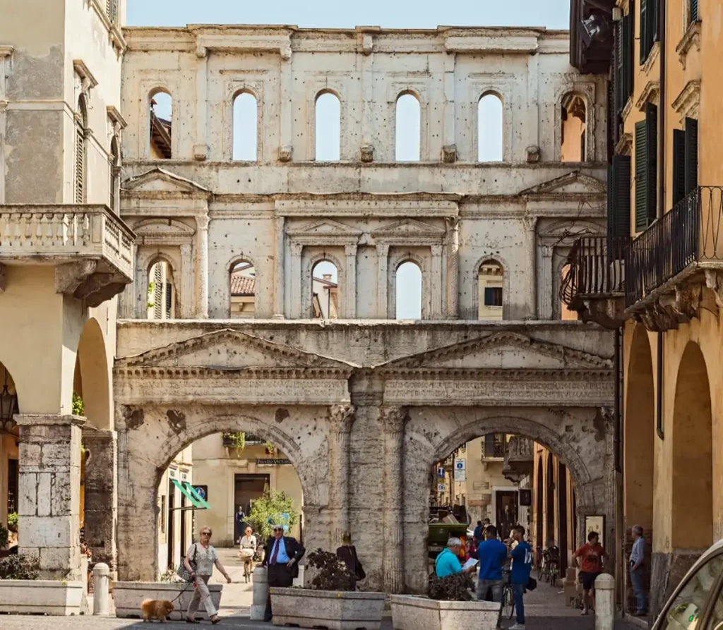 Obiective turistice Verona Porta Borsari