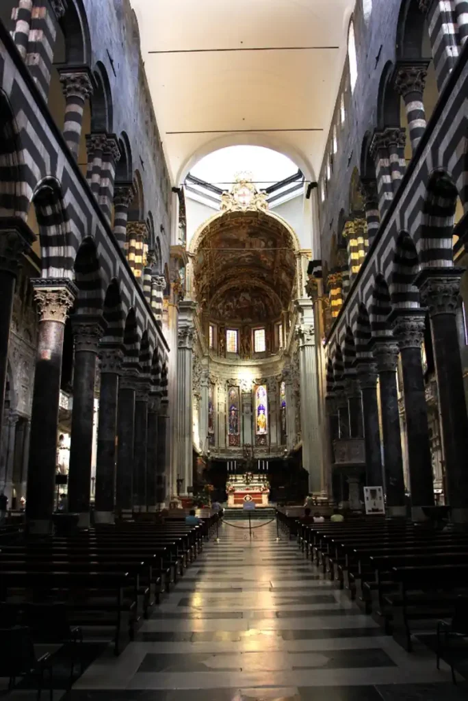 Catedrala San Lorenzo din Genova în interior