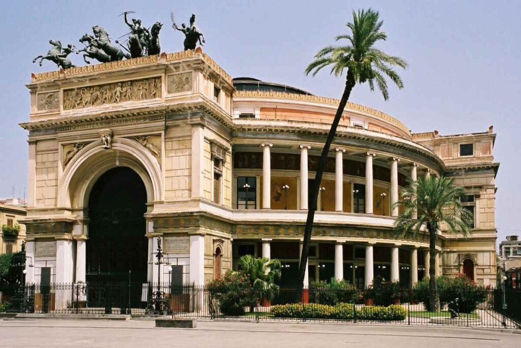 Ce să vizitezi în Palermo Teatrul Politeama