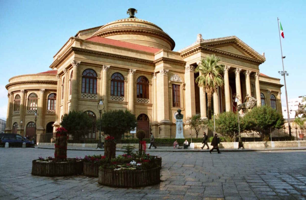 Locuri de vizitat în Palermo Teatro Massimo